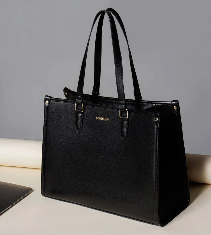 Black Purse – Classic & Elegant